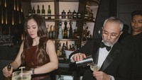 Tak sendirian, Wulan ditemani aktor Lukman Sardi. Keduanya tampak serius meracik minuman dengan komposisi yang tepat. Foto: Instagram wulanguritno