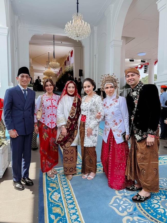Melly Goeslaw membungkus tubuhnya dengan baju Bodo khas Makassar dalam nuansa merah-putih. Adapun hiasan kepalanya yang dirancang desainer ternama Rinaldy A. Yunardi menjadi pernyataan fashion tersendiri. (Foto: Instagram)