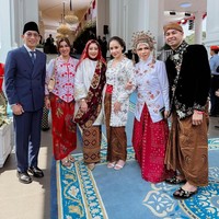 Melly Goeslaw membungkus tubuhnya dengan baju Bodo khas Makassar dalam nuansa merah-putih. Adapun hiasan kepalanya yang dirancang desainer ternama Rinaldy A. Yunardi menjadi pernyataan fashion tersendiri. (Foto: Instagram)