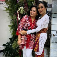 Happy Salma memesona dengan kebaya panjang brokat putih khas Bali dengan padanan songket khas Pulau Dewata. (Foto: Instagram)