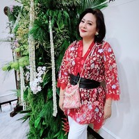 Datang untuk mendampingi suaminya, Iko Uwais, yang ambil bagian sebagai salah satu penampil, Audy Item memilih gaya yang lebih praktis. Kebaya modifikasi bergaya kimono dalam motif floral yang meriah dipasangkan dengan celana panjang putih. (Foto: Instagram)
