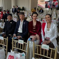 Kebaya beludu juga menjadi andalan Velove Vexia. Namun, ia memilih model kutubaru. Dipadukan dengan rok pensil putih, penampilan Velove merefleksikan semangat Sang Merah-Putih.  (Foto: Instagram)