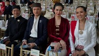 Nicholas Saputra (kedua dari kiri) mengikuti HUT ke-80 RI dengan mengenakan beskap biru tua dipadu wastra batik sogan, lengkap dengan blangkon Jawa. Sementara itu, Velove Vexia memakai kebaya dangan dipadukan kain batik. (Instagram)