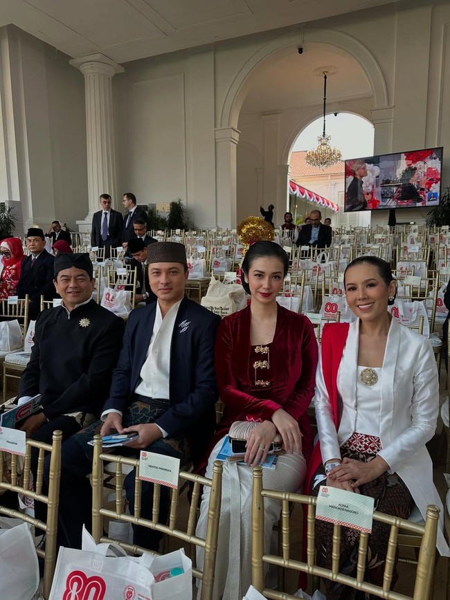 Kebaya beludu juga menjadi andalan Velove Vexia. Namun, ia memilih model kutubaru. Dipadukan dengan rok pensil putih, penampilan Velove merefleksikan semangat Sang Merah-Putih.  (Foto: Instagram)