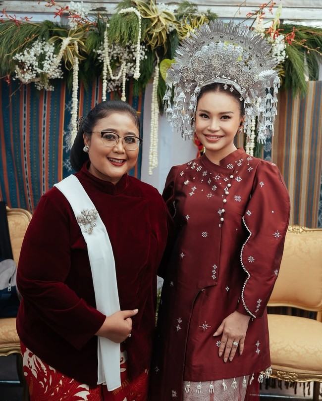 Tampil sebagai pengisi acara, Rossa menyanyikan lagu ‘Indonesia Pusaka’ dalam balutan baju kurung bernuansa merah marun. Baju kurung karya desainer Mel Ahyar ini didesain lebih modern dengan lengan puff dan aksen asimetris di bagian hem. Baju kurung dipadukan dengan kain tenun berlapis tulle yang memberikan dimensi pada keseluruhan busananya. (Foto: Instagram/@itsrossa910)