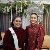 Tampil sebagai pengisi acara, Rossa menyanyikan lagu ‘Indonesia Pusaka’ dalam balutan baju kurung bernuansa merah marun. Baju kurung karya desainer Mel Ahyar ini didesain lebih modern dengan lengan puff dan aksen asimetris di bagian hem. Baju kurung dipadukan dengan kain tenun berlapis tulle yang memberikan dimensi pada keseluruhan busananya. (Foto: Instagram/@itsrossa910)
