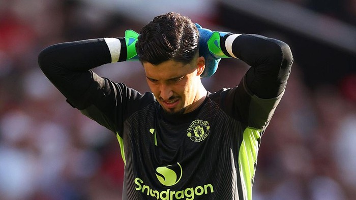 MANCHESTER, ENGLAND - AUGUST 17:  Altay Bayindir of Manchester United looks dejected during the Premier League match between Manchester United and Arsenal at Old Trafford on August 17, 2025 in Manchester, England. (Photo by Marc Atkins/Getty Images)