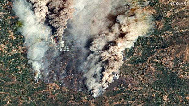 Asap dari kebakaran hutan di Piodao, Portugal, 15 Agustus 2025. (REUTERS/Nacho Doce)
