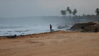 Seorang pria berdiri di pantai, setelah melewati Erin, badai pertama musim Atlantik 2025, yang diturunkan ke Kategori 3 setelah sebelumnya mencapai Kategori 5 yang dahsyat, di Nagua, Republik Dominika, Minggu (17/8/2025). REUTERS/Erika Santelices