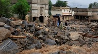 Air bah yang mengalir deras dari pegunungan merendam sejumlah area permukiman dan merusak infrastruktur di sekitar lokasi. REUTERS/Akhtar Soomro