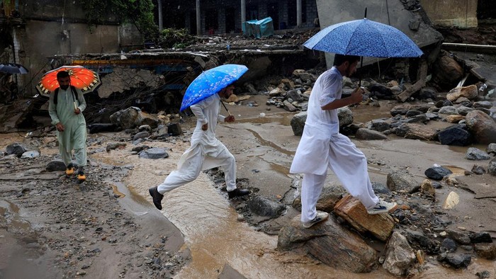 Badai disertai hujan deras mengguyur distrik Buner, Provinsi Khyber Pakhtunkhwa, Pakistan, hingga mengakibatkan banjir di wilayah Bayshonai Kalay pada Senin (18/8/2025). Air bah yang mengalir deras dari pegunungan merendam sejumlah area permukiman dan merusak infrastruktur di sekitar lokasi. REUTERS/Akhtar Soomro