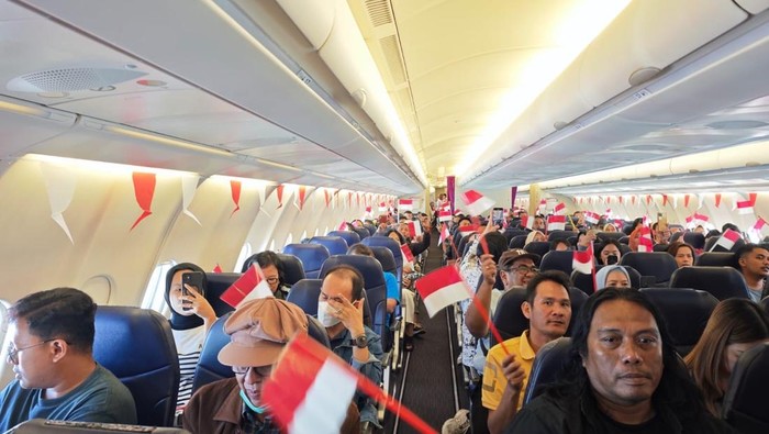 Para penumpang Pesawat Airbus 330-300 Batik Air saat Hari Kemerdekaan