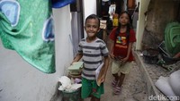 Sedikitnya 48 anak terlibat aktif dalam kegiatan membaca di sanggar tersebut.