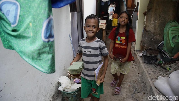 Di tengah permukiman padat Kampung Muka, Ancol, Jakarta Utara, Senin (18/8/2025), semangat literasi tetap hidup meski ruang terbatas. Sejumlah anak tampak bersemangat menarik troli kontainer berisi buku bacaan, menyusuri gang sempit menuju sanggar baca Indonesia Street Children Organization (ISCO).