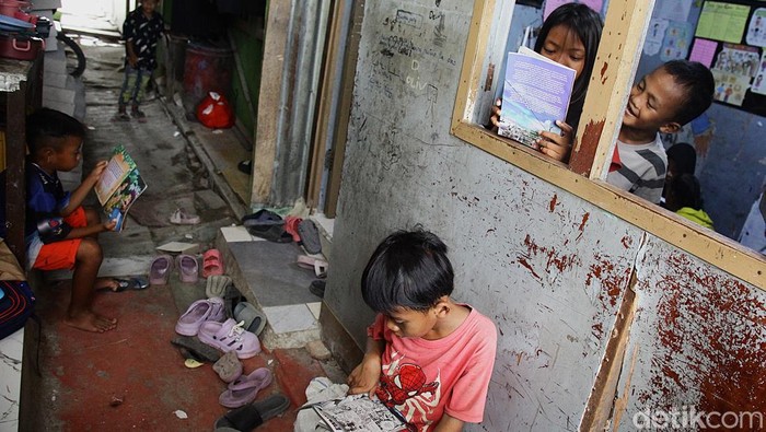 Di tengah permukiman padat Kampung Muka, Ancol, Jakarta Utara, Senin (18/8/2025), semangat literasi tetap hidup meski ruang terbatas. Sejumlah anak tampak bersemangat menarik troli kontainer berisi buku bacaan, menyusuri gang sempit menuju sanggar baca Indonesia Street Children Organization (ISCO).