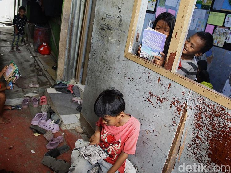Buku-Buku Donasi Jadi Cahaya Literasi di Gang Sempit Ancol