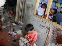 Buku-Buku Donasi Jadi Cahaya Literasi di Gang Sempit Ancol