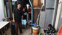 Sejumlah anak tampak bersemangat menarik troli kontainer berisi buku bacaan, menyusuri gang sempit menuju sanggar baca Indonesia Street Children Organization (ISCO), yang berada di permukiman padat Kampung Muka, Ancol, Jakarta Utara, Senin (18/8/2025).