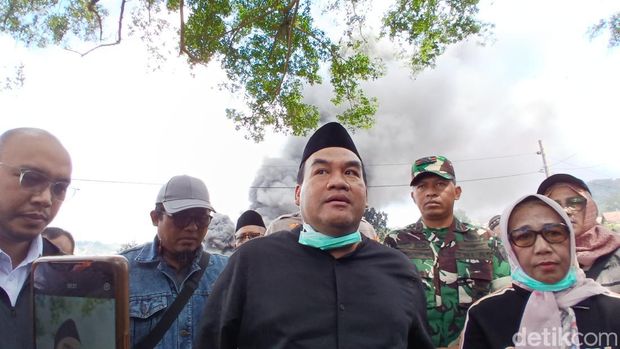 Bupati Blora Arief Rohman meninjau lokasi kebakaran sumur minyak, Senin (18/8/2025).