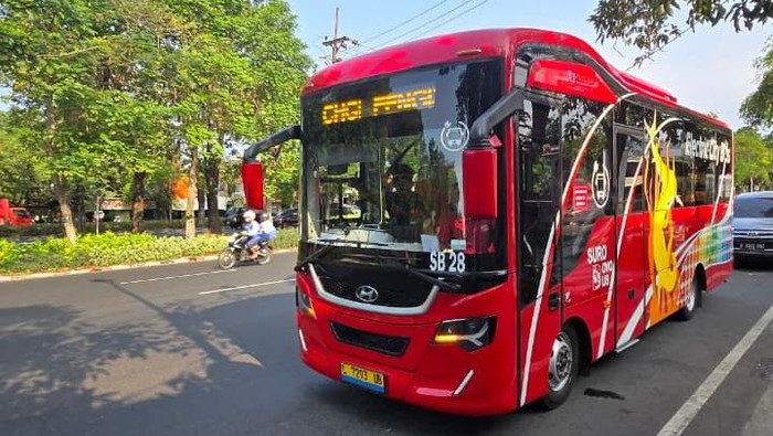 Bus listrik dengan pola Buy The Service di Kota Surabaya