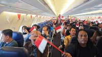 Penumpang Batik Air pun terlihat senang mengikuti acara di atas udara tersebut. Mereka tetap dapat merasakan momen kebersamaan dan semangat kemerdekaan, meskipun tidak sempat merayakannya di rumah. (dok. Batik Air)