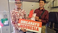 Penumpang yang beruntung akan mendapatkan hadiah yang langsung diberikan oleh pimpinan Lion. (dok. Batik Air)