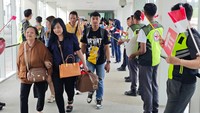 Setibanya di Medan, para penumpang akan disambut oleh kru Batik Air dengan segala atribut menariknya. (dok. Batik Air)