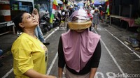 . Tantangan-tantangan seru ini tidak hanya menguji ketangkasan, tetapi juga memupuk kebersamaan dan semangat kekompakan antarwarga.