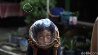 Dari anak-anak hingga dewasa, mereka tak kalah antusias berpartisipasi dalam kegiatan yang penuh kreativitas dan tawa ini.