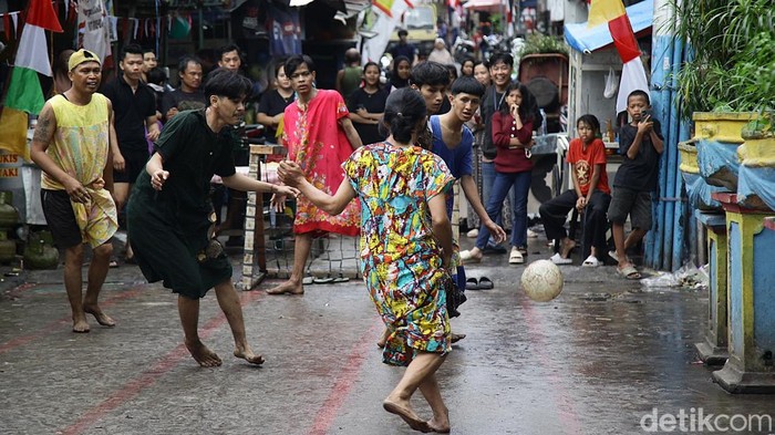 Suasana meriah menyelimuti Jl Petamburan II, Tanah Abang, Jakarta Pusat, Senin (18/8/2025), saat warga mengikuti beragam lomba dalam rangka memeriahkan HUT RI ke-80. Dari anak-anak hingga dewasa, mereka tak kalah antusias berpartisipasi dalam kegiatan yang penuh kreativitas dan tawa ini.