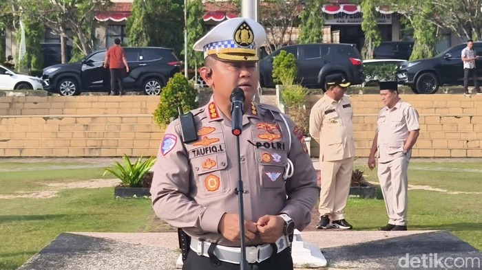 Dirlantas Polda Riau Kombes Taufiq Lukman Nurhidayat saat memberikan arahan kepada personel Lantas di Kuansing. (Raja Adil Siregar/detikSumut)