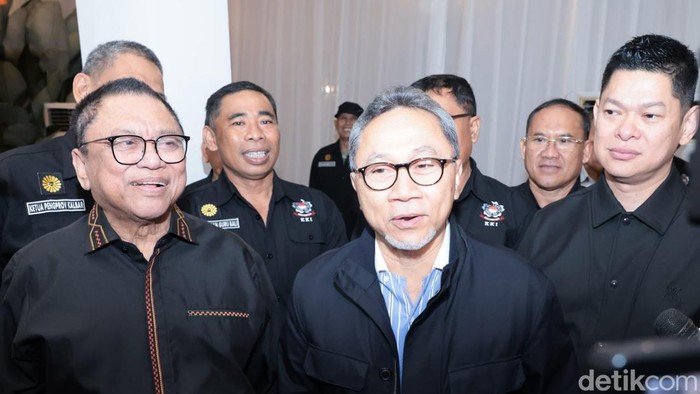 Ketua DPR RI Puan Maharani berbincang dengan ketua umum partai Hanura di Jakarta, Senin (18/2025). Sejumlah pejabat dan tokoh menghadiri acara silahturahmi dikediaman Oesman Sapta Odang.