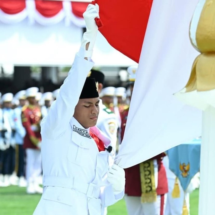 El-Rayyi Mujahid Faqih, siswa SMK Kehutanan Negeri Samarinda menjadi pembentang Bendera Merah Putih,