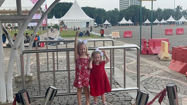 Elizabeth (40) warga negara asal Amerika Serikat mengajak anak-anaknya berwisata ke Monumen Nasional (Monas), Jakarta Pusat.