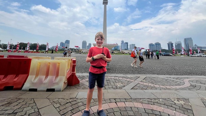 Elizabeth (40) warga negara asal Amerika Serikat mengajak anak-anaknya berwisata ke Monumen Nasional (Monas), Jakarta Pusat.