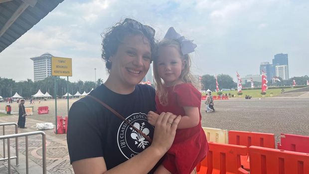 Elizabeth (40) warga negara asal Amerika Serikat mengajak anak-anaknya berwisata ke Monumen Nasional (Monas), Jakarta Pusat.