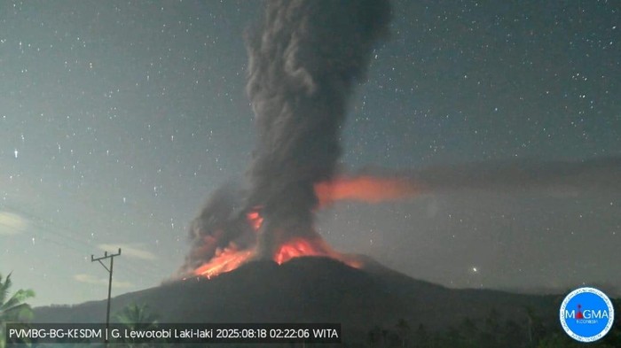 Gunung Lewotobi Laki-laki meletus kembali pada Senin dini hari (18/8/2025).