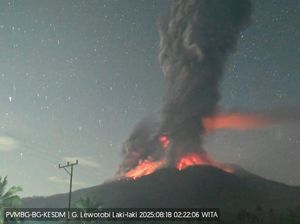 Gunung Lewotobi Meletus Lagi, 4 Penerbangan di Bandara Komodo Dibatalkan