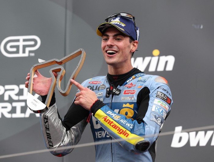 MotoGP - Austrian Grand Prix - Red Bull Ring, Spielberg, Austria - August 17, 2025 BK8 Gresini Racing MotoGPs Fermin Aldeguer celebrates with a trophy on the podium after finishing second place in the Austrian MotoGP REUTERS/Gintare Karpaviciute