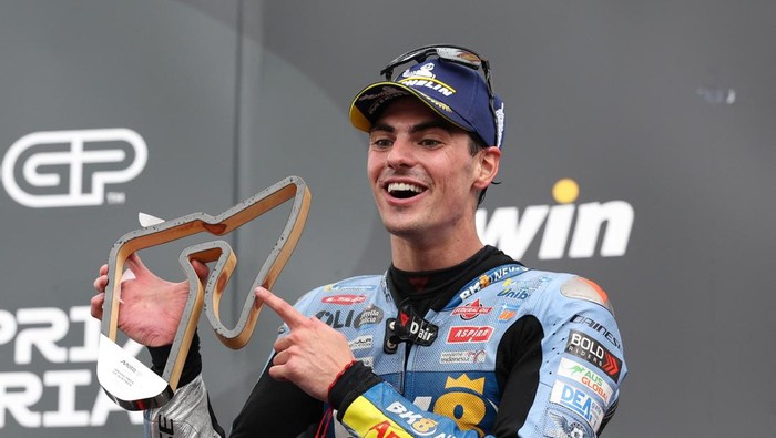 MotoGP - Austrian Grand Prix - Red Bull Ring, Spielberg, Austria - August 17, 2025 BK8 Gresini Racing MotoGPs Fermin Aldeguer celebrates with a trophy on the podium after finishing second place in the Austrian MotoGP REUTERS/Gintare Karpaviciute