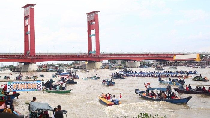 Festival Perahu Bidar di Sungai Musi.