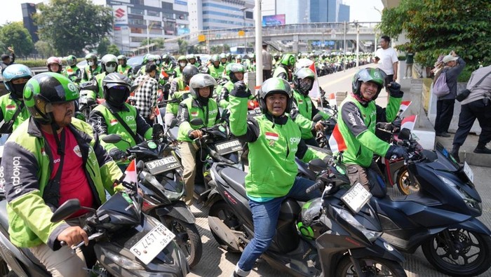 Gojek bersama ribuan mitra driver di seluruh Indonesia mengadakan upacara bendera demi memaknai hari besar bagi bangsa Indonesia, HUT ke-80 RI.