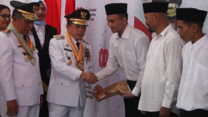 Gubernur Jambi Al Haris menyerahkan remisi kepada warga binaan