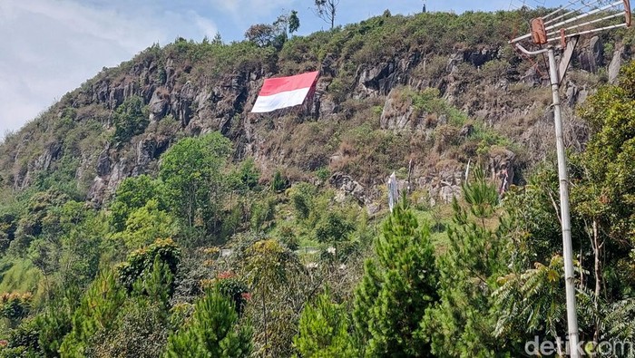 Gunung Batu di Kecamatan Lembang yang diyakini sebagai bagian dari Patahan Lembang yang paling jelas