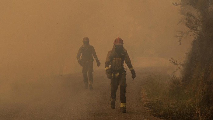Hutan Galicia Dilalap Api, Petugas Berjuang Padamkan Kebakaran Kebakaran hutan melanda wilayah Galicia, Spanyol, tepatnya di desa Larouco, Lugo, pada Minggu (17/8/2025). Kobaran api yang cepat meluas membuat petugas pemadam kebakaran dari BRICA (Brigade Bantuan Khusus untuk Kebakaran Hutan di Andalusia) Granada harus bekerja keras menembus garis depan api untuk menjinakkan si jago merah. REUTERS/Mikel Konate
