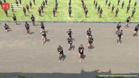 Iko Uwais dan Eko Wahyudi bersama para pesilat dari Ikatan Pencak Silat Indonesia Jakarta memperagakan berbagai gerakan. Para pesilat juga melakukan gerakan menggunakan tongkat.  Foto: Channel YouTube Sekretariat Presiden