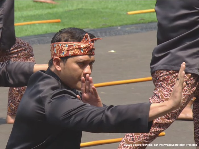 Iko Uwais Iko Uwais dan Eko Wahyudi memimpin pasukan silat di HUT ke-80 RI di Istana Merdeka, Minggu (18/7/2025).