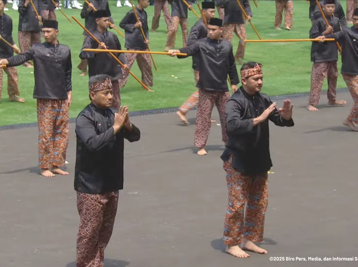 Iko Uwais dan Eko Wahyudi memimpin pasukan silat di HUT ke-80 RI di Istana Merdeka, Minggu (18/7/2025).