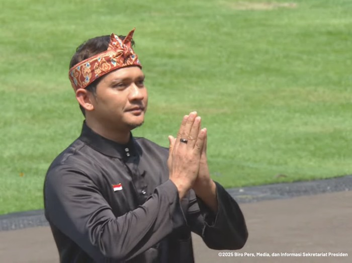 Iko Uwais Iko Uwais dan Eko Wahyudi memimpin pasukan silat di HUT ke-80 RI di Istana Merdeka, Minggu (18/7/2025).