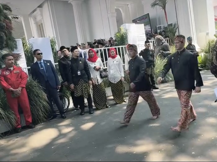 Iko Uwais dan Eko Wahyudi memimpin pasukan silat dalam acara HUT ke-80 RI di Istana Merdeka, Minggu (17/8/2025),